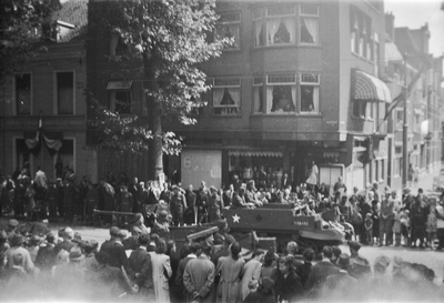 818836 Afbeelding van een legervoertuig tijdens de Memorial D-Day Parade in de Biltstraat te Utrecht; rechts de ingang ...